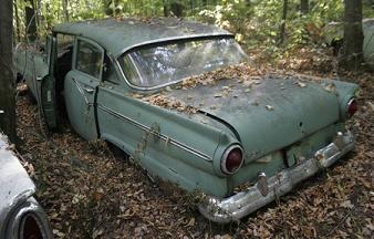 Coches abandonados en el bosque de Pownal