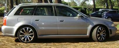 Audi RS4. Vista lateral.