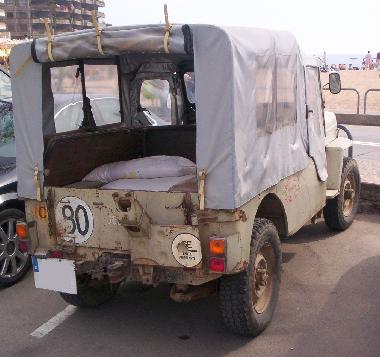 Jeep Viasa, vista trasera, techo lona.