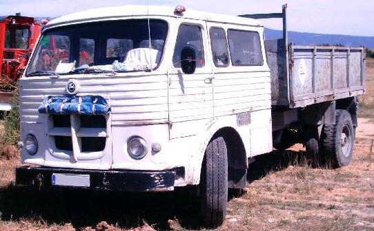Pegaso Comet doble cabina. vista frontal.
