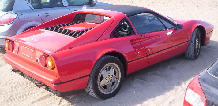 Ferrari 328 GTS. Vista Lateral. Llantas de 5 radios.