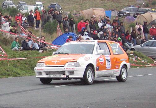 Itziar Alonso, única mujer participante en el rally, en su Citroën AX GTI