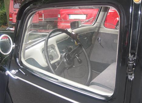 Citroën Traction Avant 1952. Interior. cuadro de mandos y volante.