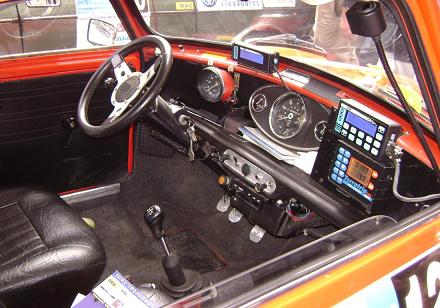 Interior Morris Mini 1300 preparado para regularidad