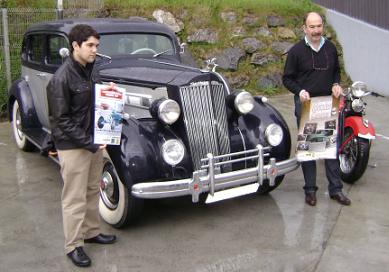 Mario Garc&iacute;a y Jose Luis Izaguirre posan Junto a uno de los autom&oacute;viles que participar&aacute;n en la traves&iacute;a.