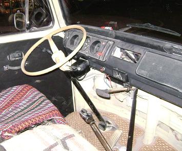 Volkswagen T2 Pick-up. Interior. Volante y cuadro de mandos.