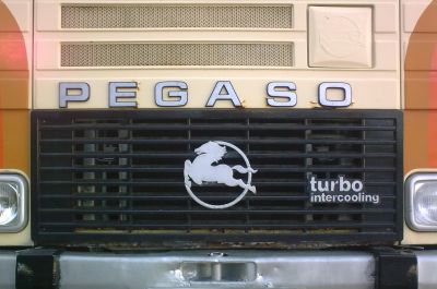 Pegaso 1083 con calandra de modelo posterior.