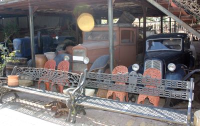 Antigüedades y mobiliario urbano Juan Burgos. Coches antiguos