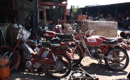 Antigüedades y mobiliario urbano Juan Burgos. Motos antiguas.