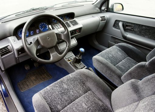 Renault Clio Williams. Interior y relojes en azul.