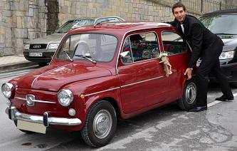 El SEAT 600 es tan pequeño que se puede abrazar.