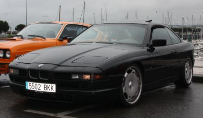 BMW 850i V12 equipado con llantas AVUS de 20”